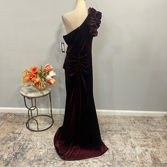 Xscape Burgundy Red Velvet Ruffled One Shoulder Maxi Formal Evening Gown Reemoly - Picture 8 of 16